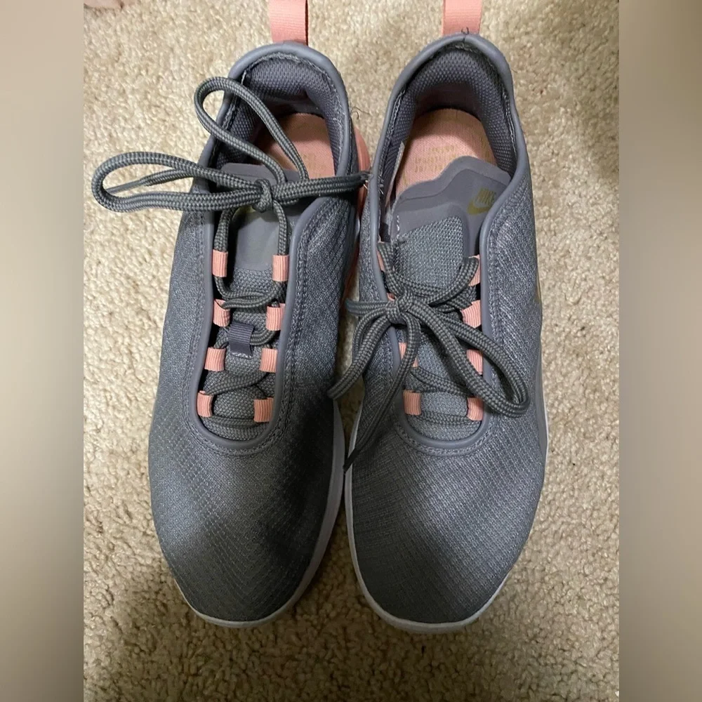 Nike air max. Size 9. EUC-worn only twice.